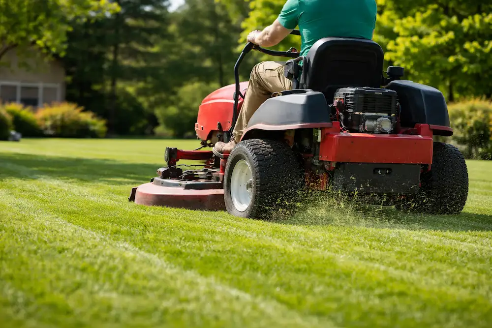 weekly-lawn-mowing-middleville-mi Professional lawn mowing service in Middleville MI